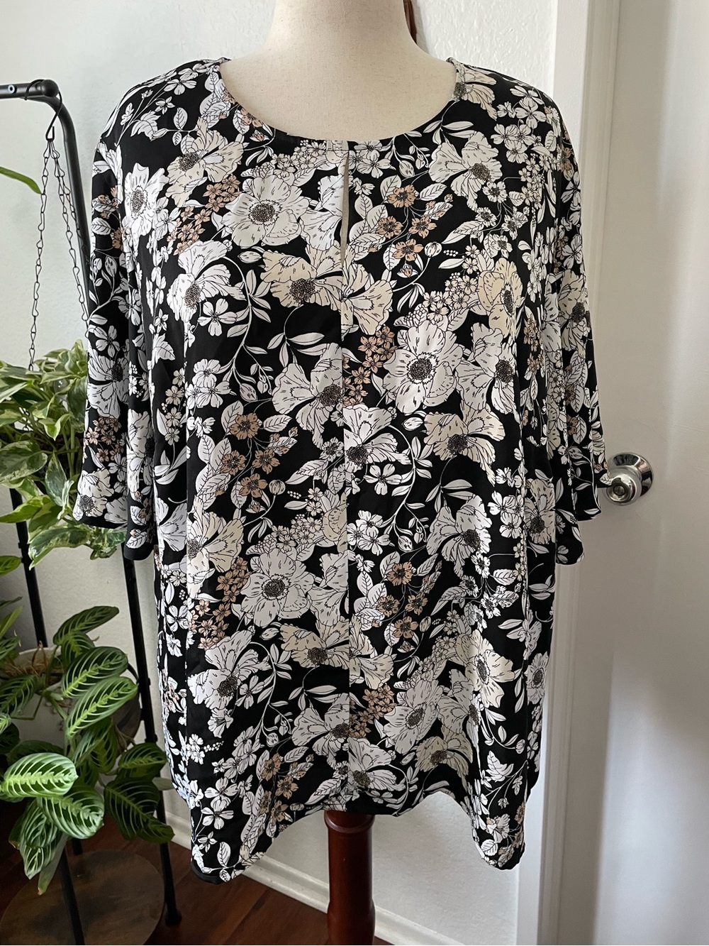 Liz Claiborne 3X Black Dark Floral Blouse Flutter Sleeve Plus Size Tunic Top